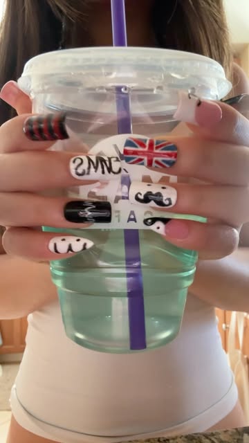 Graphic character custom nails by Yuri Nails